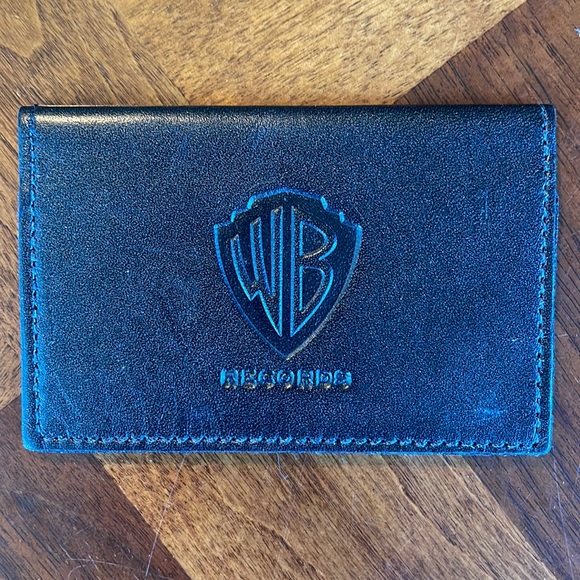 VINTAGE ROOTS (CANADA) WARNER BROS RECORDS EMBOSSED LEATHER CARD HOLDER - Picture 1 of 8